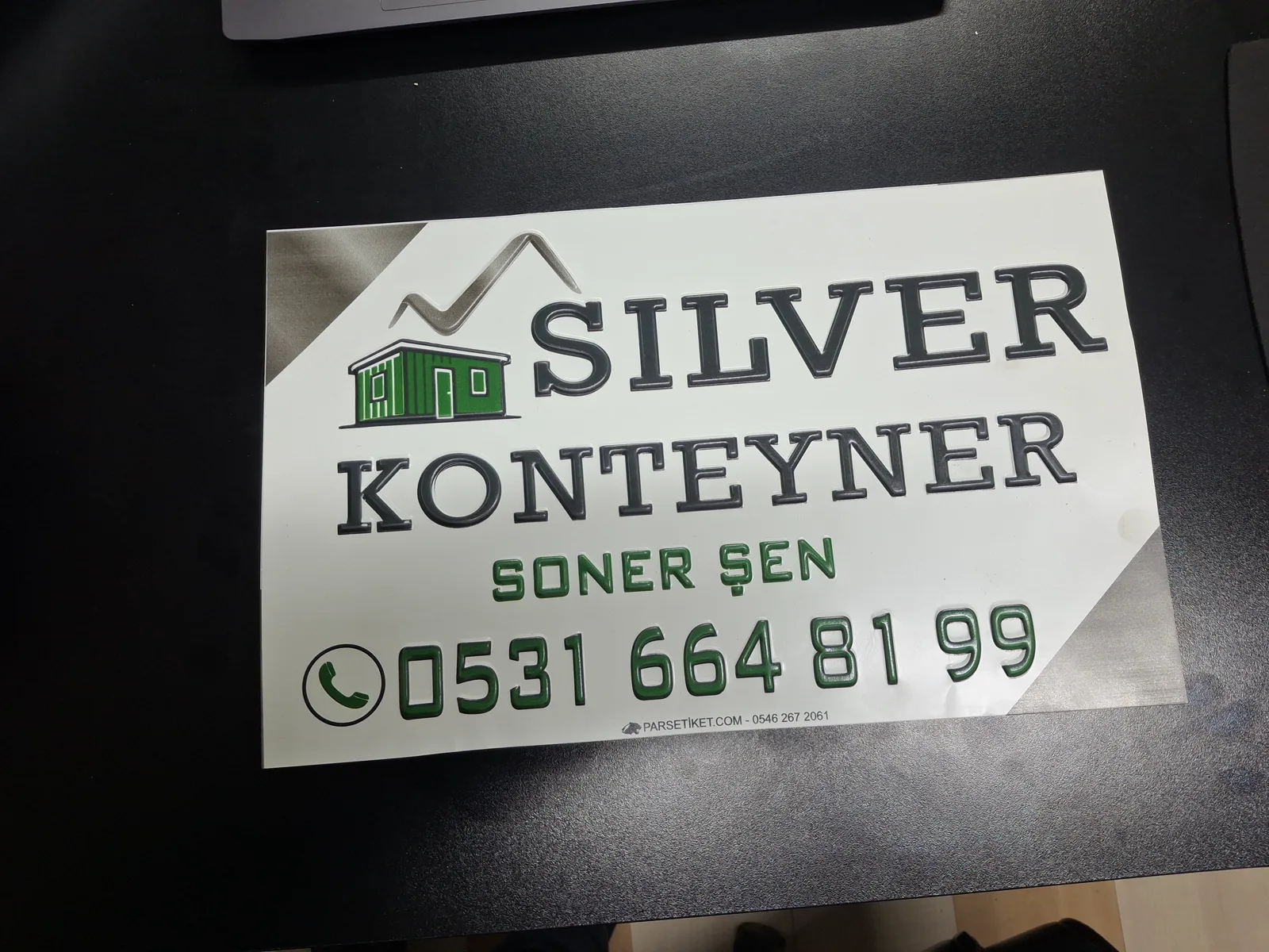 Konteyner yüzeyinde kabartma firma etiketi
